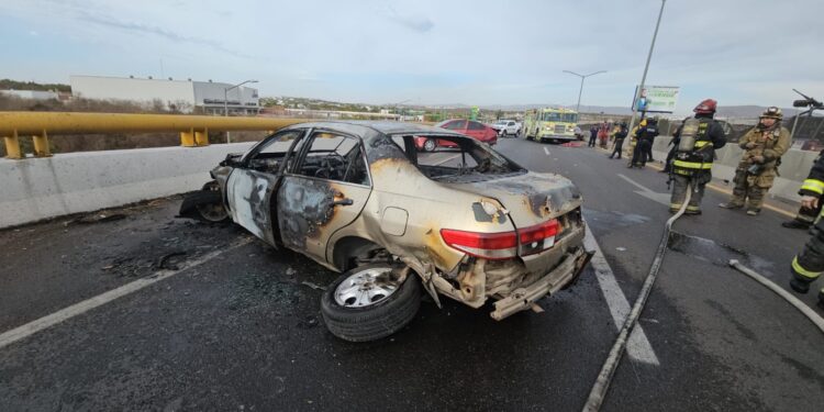 Chocan dos autos por alcance y uno se incendia en “La Costerita”