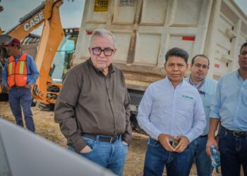 Rocha supervisa obra del Malecón de Guamúchil