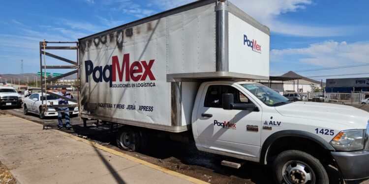 Arde camión cargado de champús sobre “La Costerita”