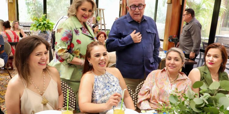 Rocha festeja a las madres del Sistema DIF Sinaloa