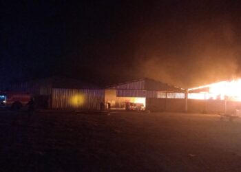 Se quema fabrica de lámina de cartón en Loma de Rodriguera