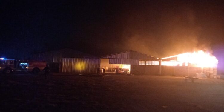 Se quema fabrica de lámina de cartón en Loma de Rodriguera