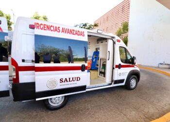 Entrega secretario de Salud ambulancias para el Hospital Pediátrico de Sinaloa y al CRUM