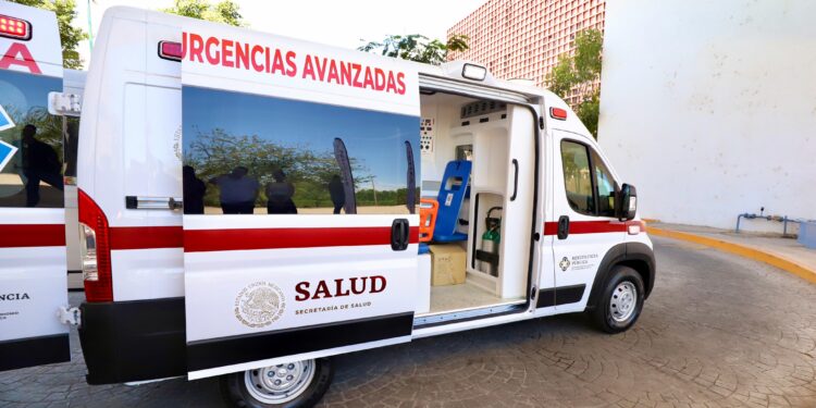 Entrega secretario de Salud ambulancias para el Hospital Pediátrico de Sinaloa y al CRUM