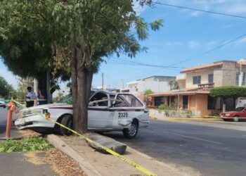 Muere taxista al sufrir un infarto y chocar sobre el bulevar Revolución