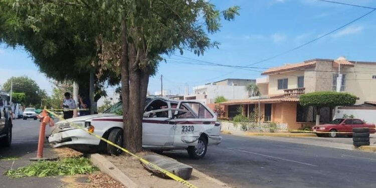 Muere taxista al sufrir un infarto y chocar sobre el bulevar Revolución
