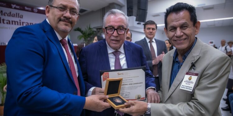 Gobierno del Estado reconoce a maestros con 40 años de servicio con la presea “Ignacio Manuel Altamirano”