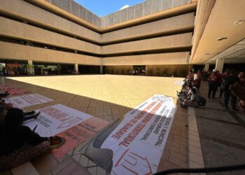 Integrantes de Coordinadora de Vivienda protestan en Palacio; exigen predios