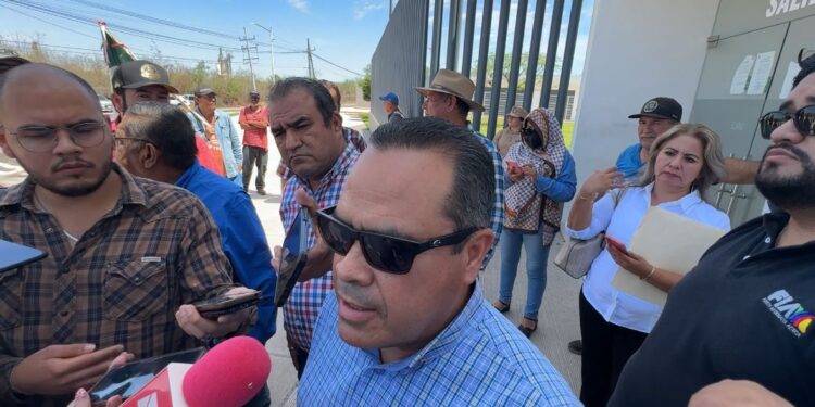 Ante el temor de ser detenidos por toma de casetas, dos productores agrícolas se amparan