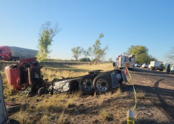 Se accidenta familia que viajaba en un trailer sobre la Maxipista y muere una mujer
