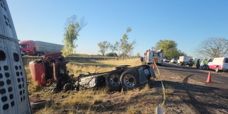 Se accidenta familia que viajaba en un trailer sobre la Maxipista y muere una mujer