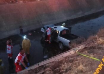 Pareja lesionada grave al caer camioneta a canal pavimentado