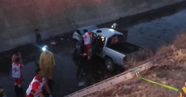 Pareja lesionada grave al caer camioneta a canal pavimentado