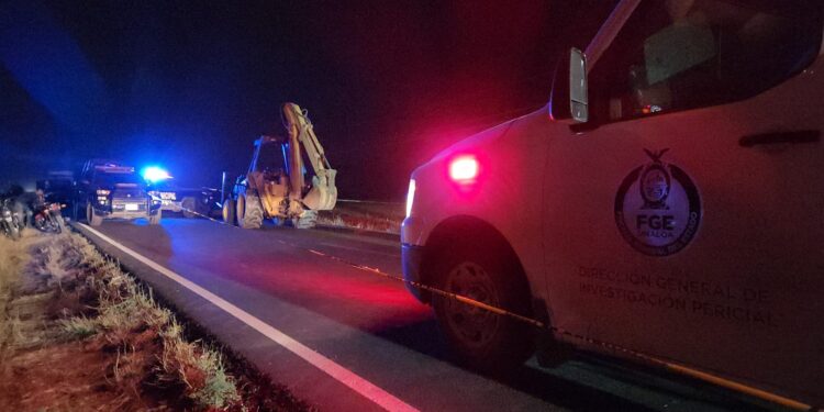 Un joven murió y otro más resultó lesionados al chocar la moto en que viajaban contra una retroexcavadora