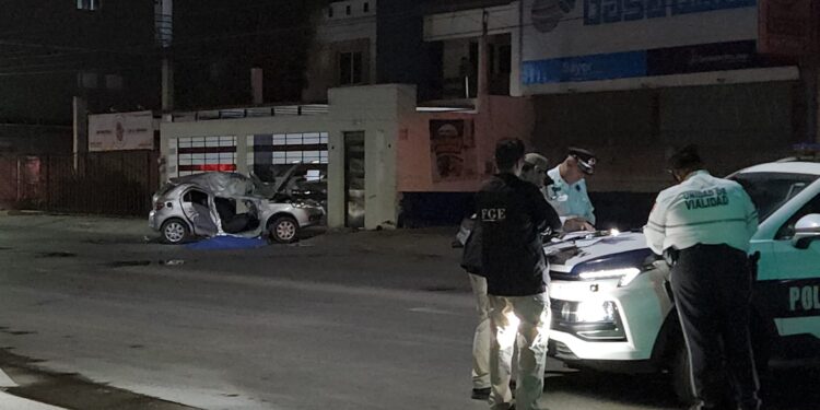 Choque deja un muerto y un herido la madrugada de hoy sobre la avenida Álvaro Obregón 