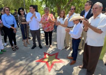 En el malecón de Guasave, colocan la estrella de Valentín Elizalde y su padre Lalo “El Gallo” Elizalde