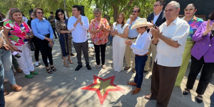 En el malecón de Guasave, colocan la estrella de Valentín Elizalde y su padre Lalo “El Gallo” Elizalde