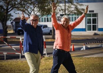 AMLO y Rocha acuerdan contratar médicos y rehabilitar unidades médicas del IMSS-Bienestar