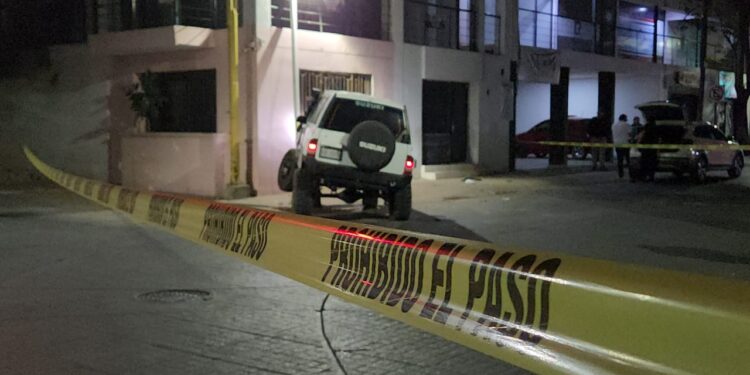 Muere de un infarto conductor de camioneta y provoca choque en el Centro de Culiacán