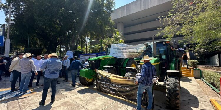 Productores protestan en Palacio de Gobierno; amenazan con tomar de nuevo las casetas