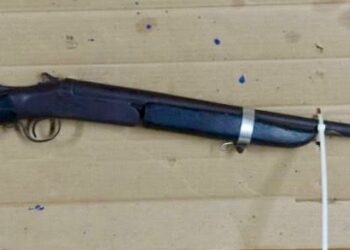 Municipales detienen a un hombre con un rifle en Colonia Emancipación