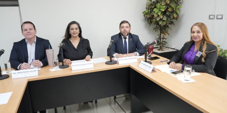 No aprueba Comisión iniciativa de reformas de Jesús Angélica Díaz y Víctor A. Corrales