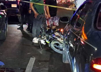Chocan dos jóvenes en motocicleta contre tres vehículos; uno de los afectados murió