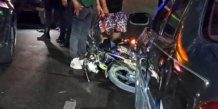 Chocan dos jóvenes en motocicleta contre tres vehículos; uno de los afectados murió