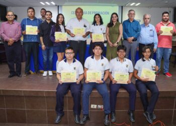 Premian a ganadores del XXXIII Concurso Nacional de Aparatos y Experimentos de Física, Etapa Estatal