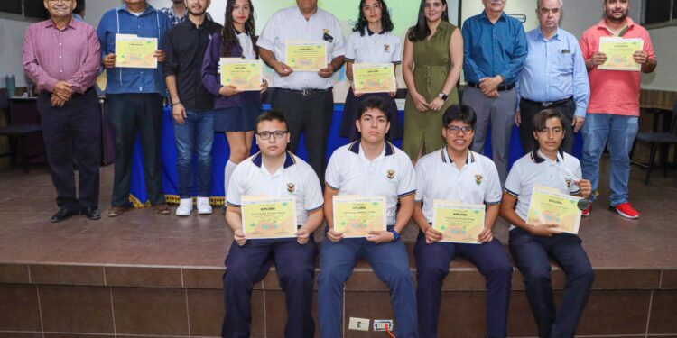 Premian a ganadores del XXXIII Concurso Nacional de Aparatos y Experimentos de Física, Etapa Estatal