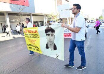 Alumnos, docentes y personal de la UAS marchan y se solidarizan con la familia de Javier Maximiliano, estudiante de la Preparatoria Central Diurna desaparecido