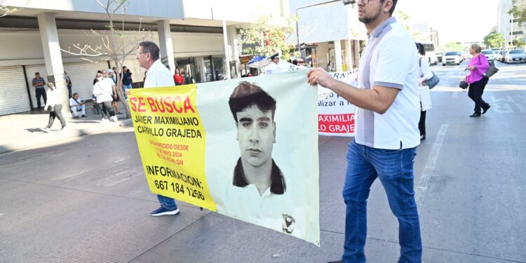 Alumnos, docentes y personal de la UAS marchan y se solidarizan con la familia de Javier Maximiliano, estudiante de la Preparatoria Central Diurna desaparecido