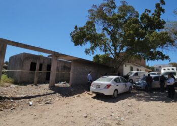 Hallan a un desconocido asesinado de manera violenta en una construcción abandonada