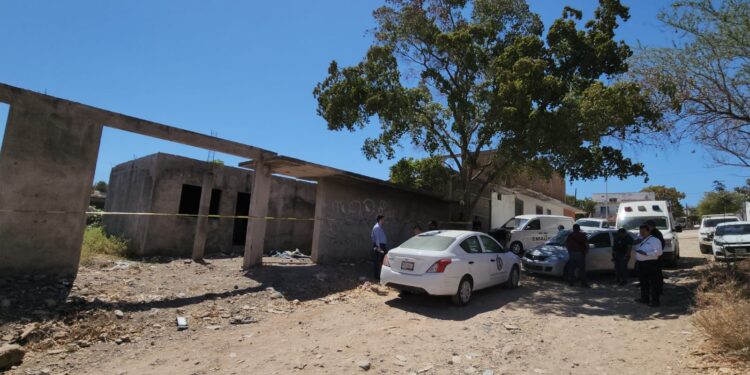 Hallan a un desconocido asesinado de manera violenta en una construcción abandonada