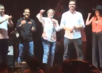 “Estoy bien” dice Máynez tras desplome de escenario en Nuevo León