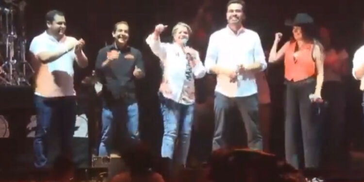 “Estoy bien” dice Máynez tras desplome de escenario en Nuevo León