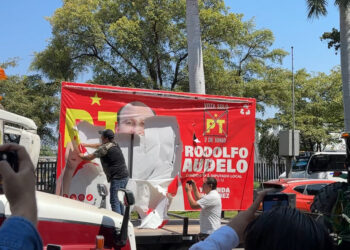 Destruyen propaganda del candidato del PT Rodolfo Audelo, al querer figurar en protesta de agricultores