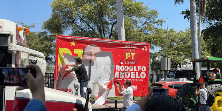 Destruyen propaganda del candidato del PT Rodolfo Audelo, al querer figurar en protesta de agricultores