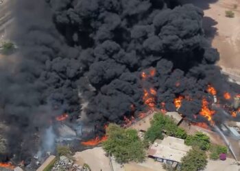 Paciente lesionado en incendio de depósito de vehículo presenta estado de salud delicado: Secretario de Salud