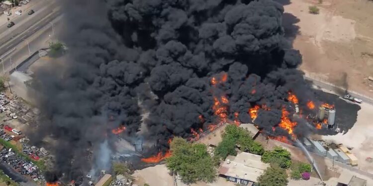 Paciente lesionado en incendio de depósito de vehículo presenta estado de salud delicado: Secretario de Salud