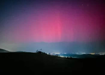 Tormenta solar “pinta” con auroras boreales los cielos de México