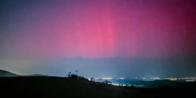 Tormenta solar “pinta” con auroras boreales los cielos de México