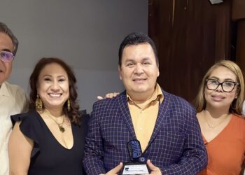 Martín Tamayo es galardonado por sus 25 años de trayectoria periodística