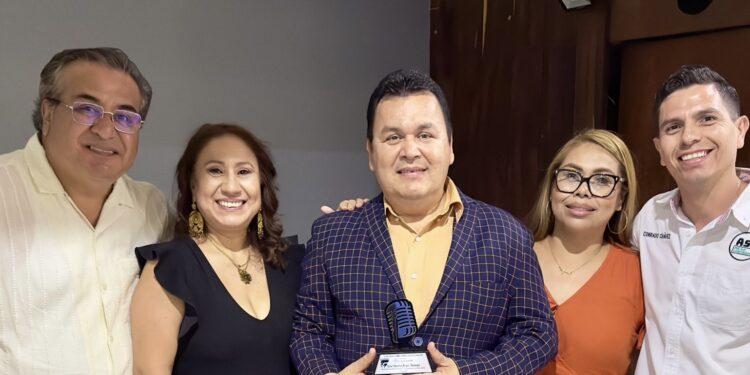 Martín Tamayo es galardonado por sus 25 años de trayectoria periodística