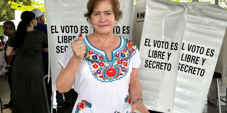 La Fiscal General del Estado Sara Bruna también acudió a emitir su voto