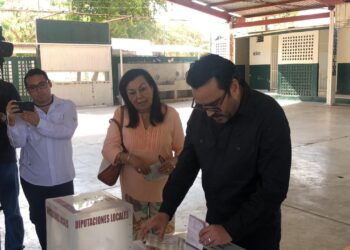 Juan de Dios Gámez Mendívil acude a votar en la colonia Villa Satélite