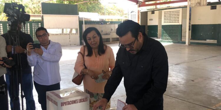 Juan de Dios Gámez Mendívil acude a votar en la colonia Villa Satélite