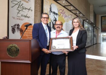 Congreso del Estado rinde homenaje al fotoperiodista Alejandro Escobar por 50 años de trayectoria