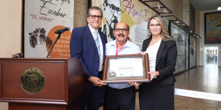 Congreso del Estado rinde homenaje al fotoperiodista Alejandro Escobar por 50 años de trayectoria
