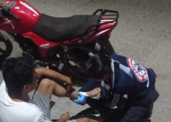Chocan dos motocicletas frente a la Iglesia en Costa Rica; tres jóvenes resultan heridos